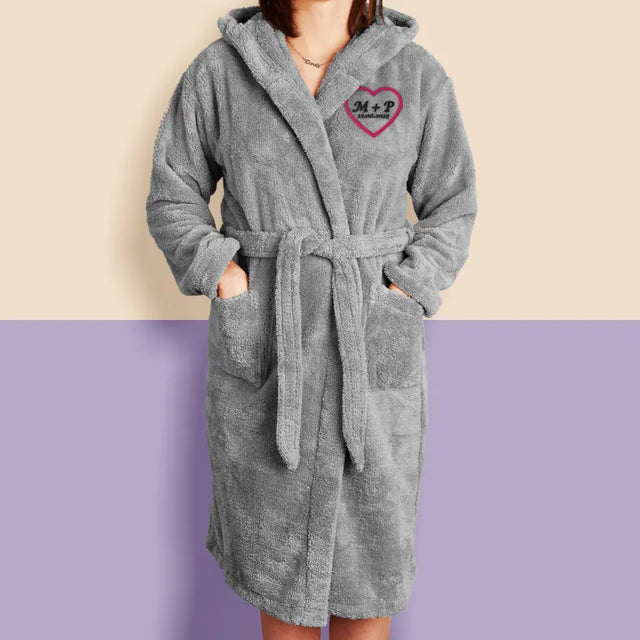 Monogram: Inicjały w Sercu - Szlafrok z Haftem