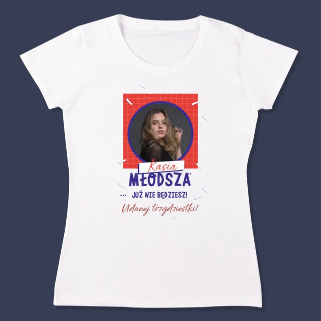 Zdjęcie i Podpis: Młodsza Nie Będziesz - Koszulka Damska z Nadrukiem