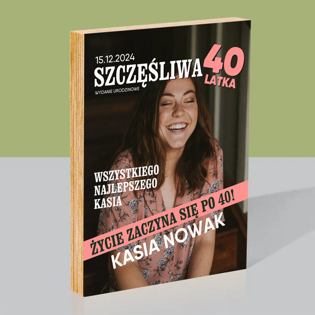 Okładka Magazynu: Szczęśliwa 40-Latka - Wydruk Na Drewnie