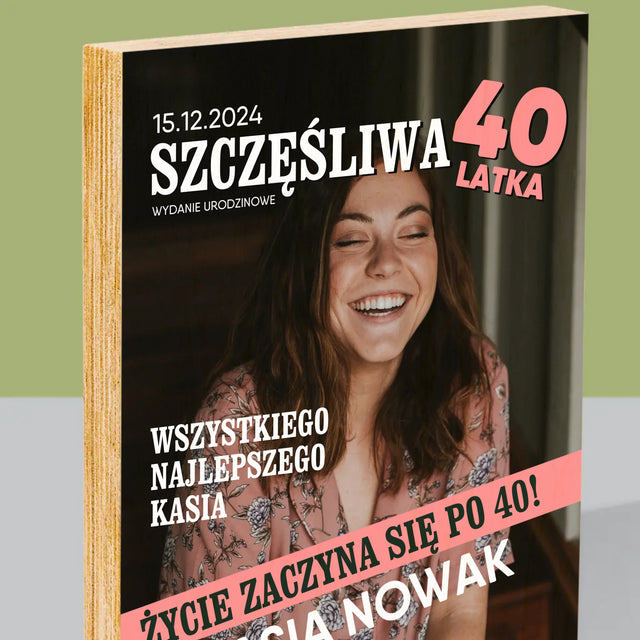 Okładka Magazynu: Szczęśliwa 40-Latka - Wydruk Na Drewnie