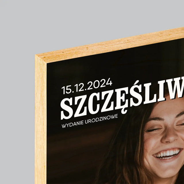 Okładka Magazynu: Szczęśliwa 40-Latka - Wydruk Na Drewnie
