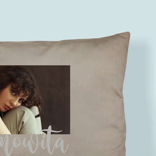 Fotokolaż: Niesamowita Czterdziestolatka - Poduszka z Nadrukiem