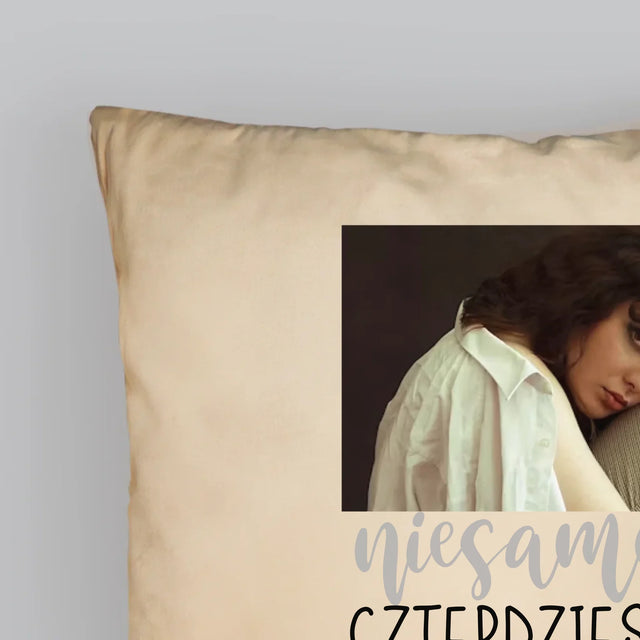 Fotokolaż: Niesamowita Czterdziestolatka - Poduszka z Nadrukiem