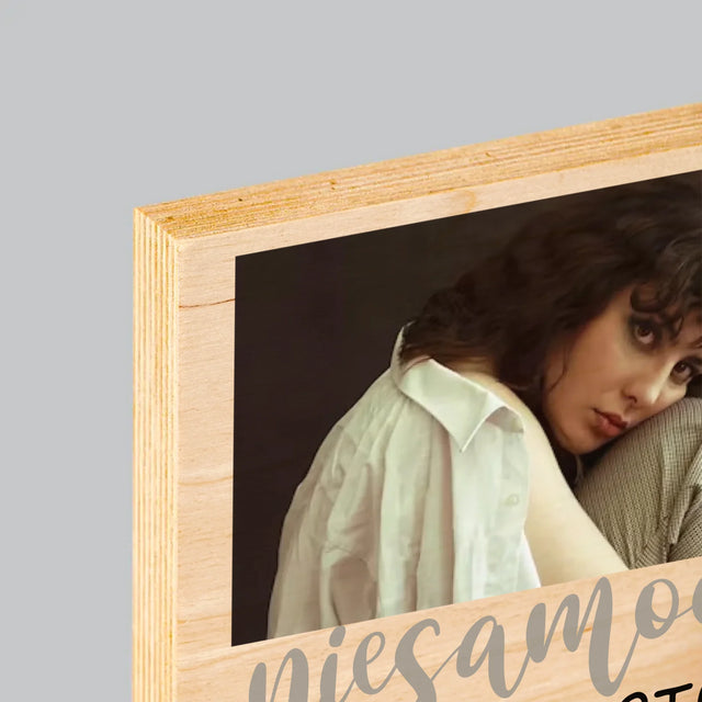 Fotokolaż: Niesamowita Czterdziestolatka - Wydruk Na Drewnie