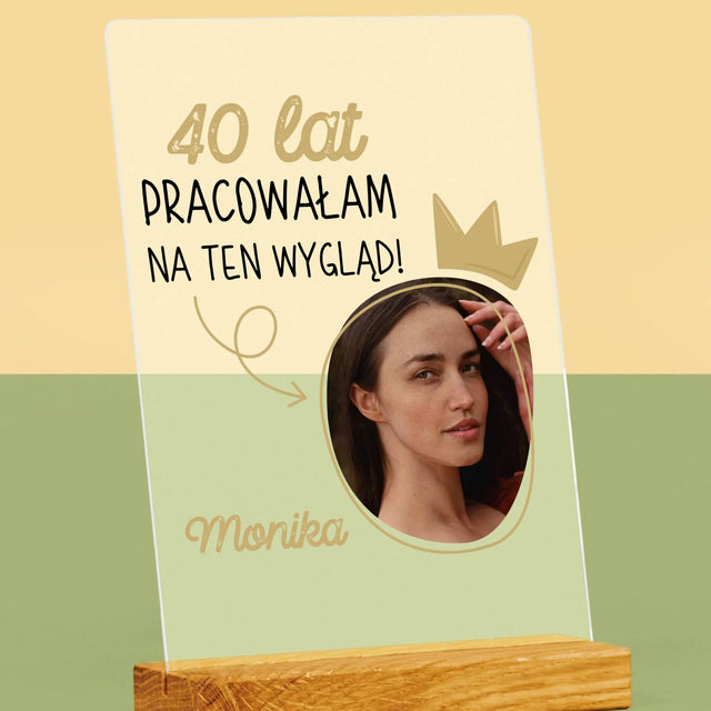 Zdjęcie I Podpis: 40 Lat Pracowałam Na Ten Wygląd - Wydruk Na Szkle Akrylowym
