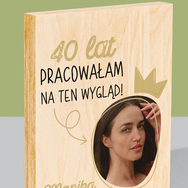 Zdjęcie I Podpis: 40 Lat Pracowałam Na Ten Wygląd - Wydruk Na Drewnie