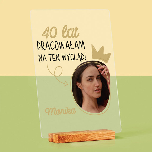 Zdjęcie I Podpis: 40 Lat Pracowałam Na Ten Wygląd - Wydruk Na Szkle Akrylowym