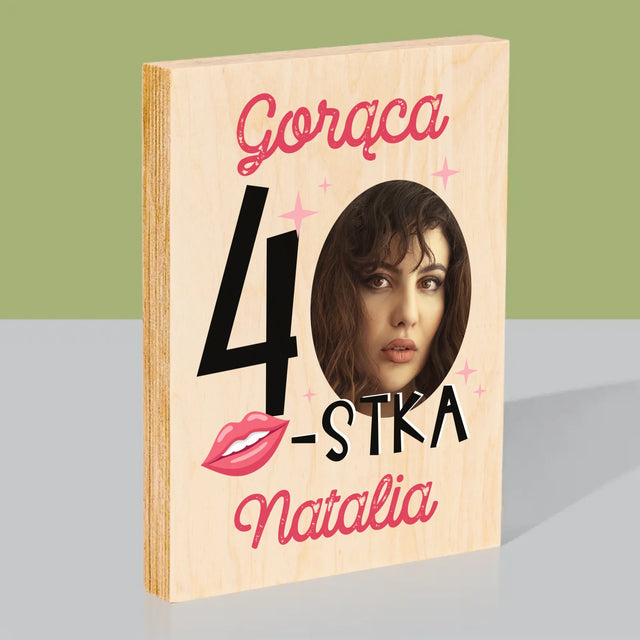 Zdjęcie I Podpis: Gorąca 40-Stka - Wydruk Na Drewnie