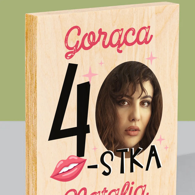Zdjęcie I Podpis: Gorąca 40-Stka - Wydruk Na Drewnie