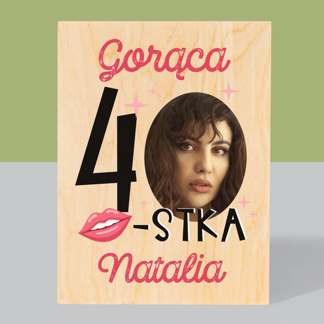 Zdjęcie I Podpis: Gorąca 40-Stka - Wydruk Na Drewnie