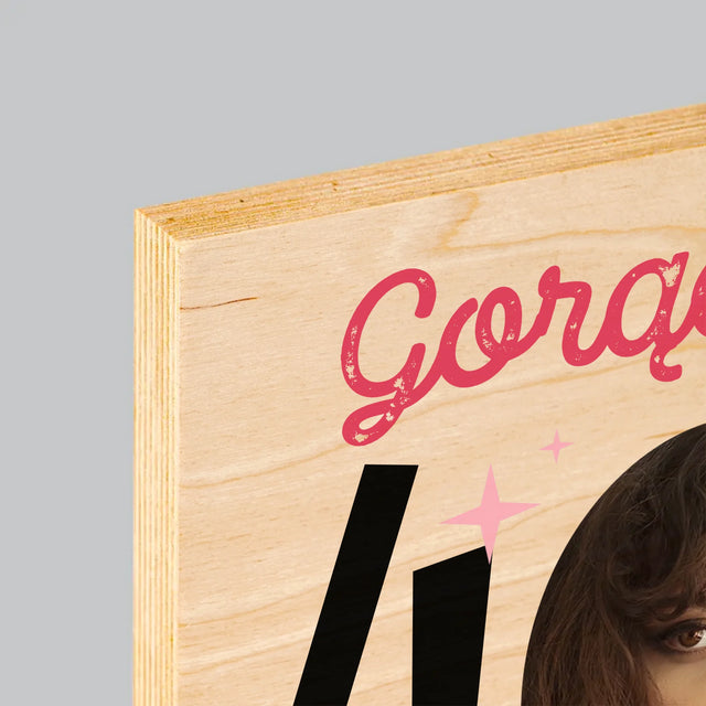 Zdjęcie I Podpis: Gorąca 40-Stka - Wydruk Na Drewnie