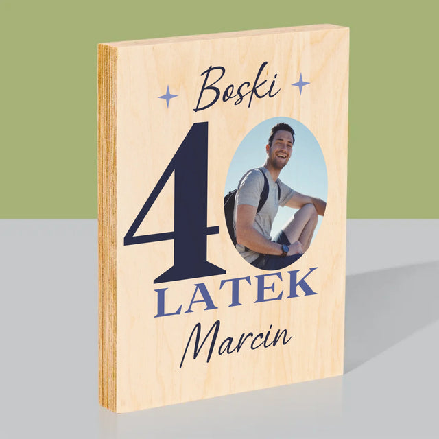 Zdjęcie I Podpis: Boski 40-Latek - Wydruk Na Drewnie