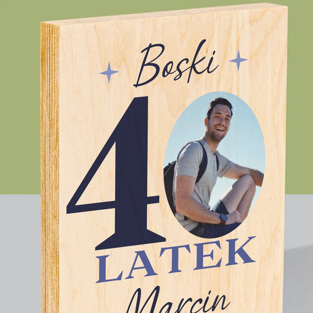 Zdjęcie I Podpis: Boski 40-Latek - Wydruk Na Drewnie