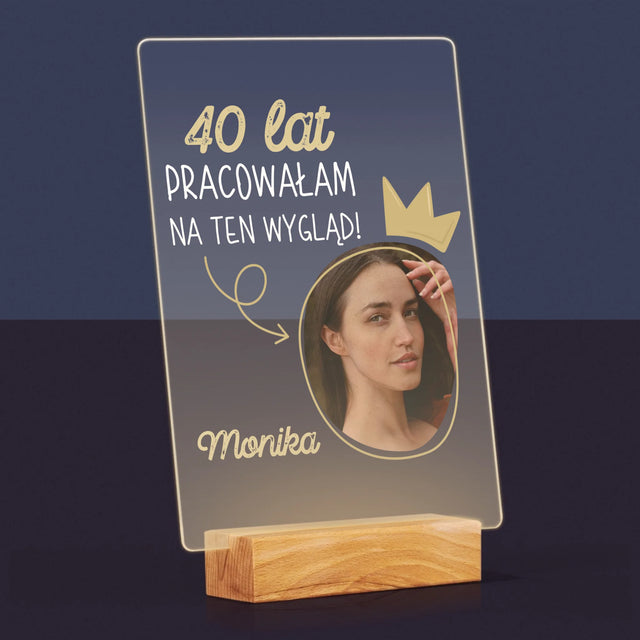 Zdjęcie I Podpis: 40 Lat Pracowałam Na Ten Wygląd - Wydruk Na Szkle Akrylowym