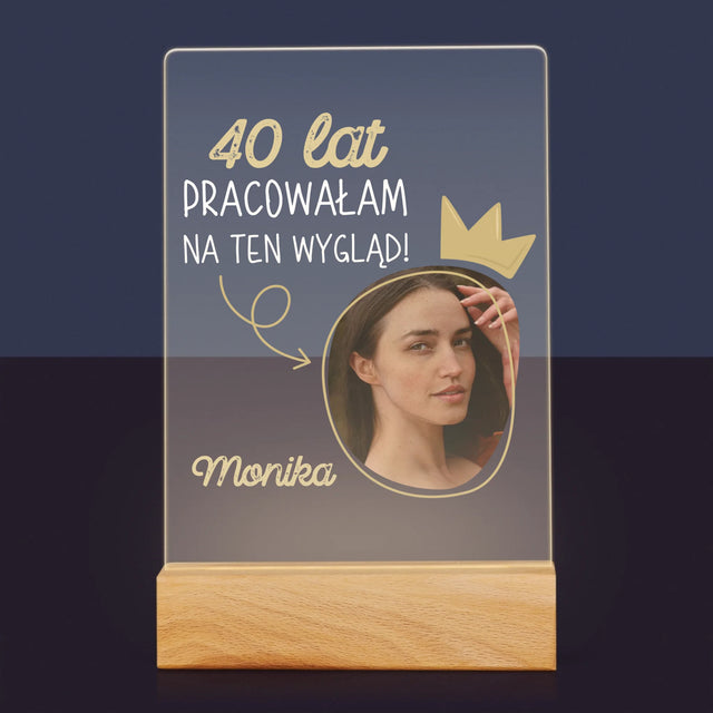 Zdjęcie I Podpis: 40 Lat Pracowałam Na Ten Wygląd - Wydruk Na Szkle Akrylowym