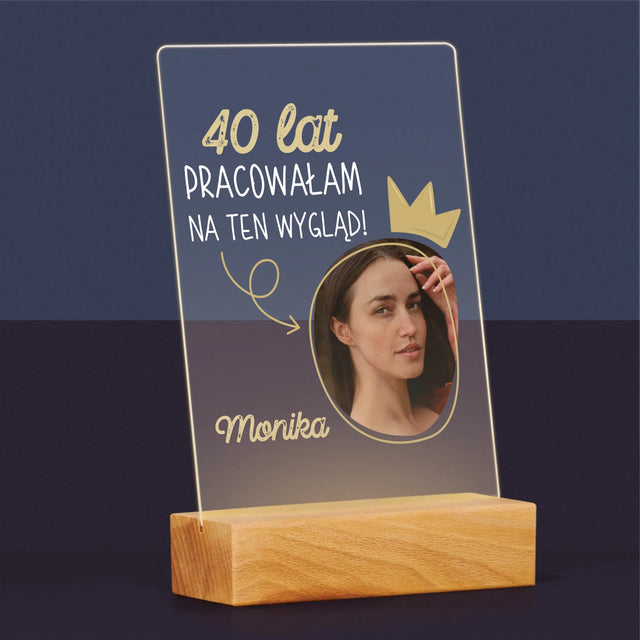 Zdjęcie I Podpis: 40 Lat Pracowałam Na Ten Wygląd - Wydruk Na Szkle Akrylowym