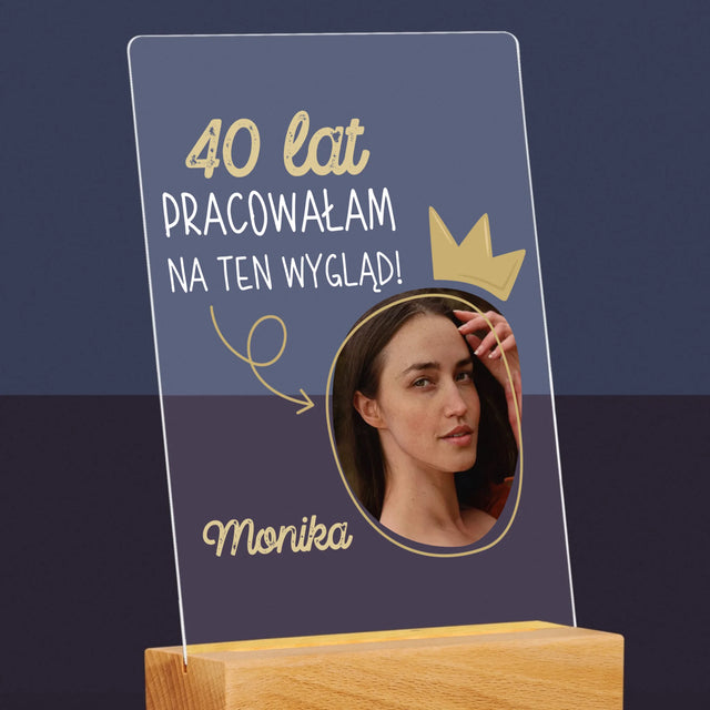 Zdjęcie I Podpis: 40 Lat Pracowałam Na Ten Wygląd - Wydruk Na Szkle Akrylowym