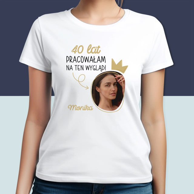 Zdjęcie I Podpis: 40 Lat Pracowałam Na Ten Wygląd - Koszulka Damska z Nadrukiem