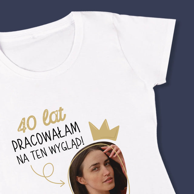 Zdjęcie I Podpis: 40 Lat Pracowałam Na Ten Wygląd - Koszulka Damska z Nadrukiem