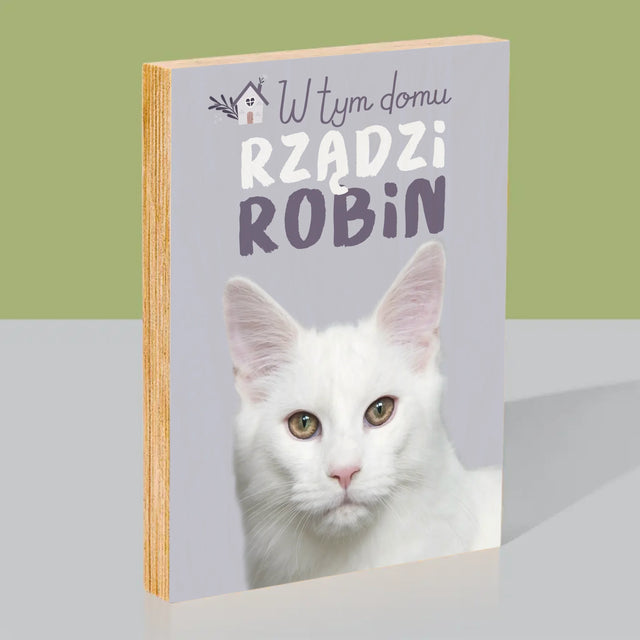 Zdjęcie i Podpis: w Tym Domu Rządzi Zwierzak - Wydruk Na Drewnie