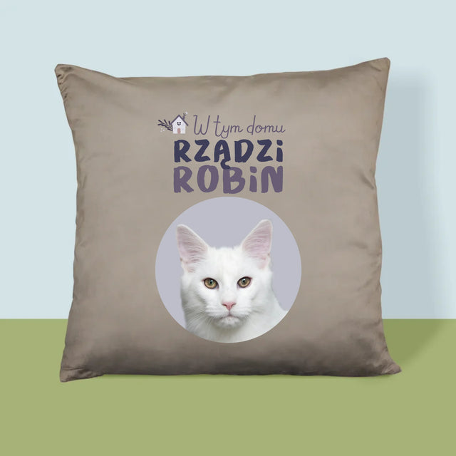 Zdjęcie i Podpis: w Tym Domu Rządzi Zwierzak - Poduszka z Nadrukiem