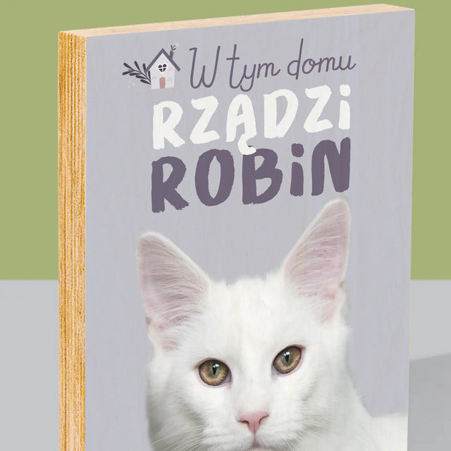 Zdjęcie i Podpis: w Tym Domu Rządzi Zwierzak - Wydruk Na Drewnie