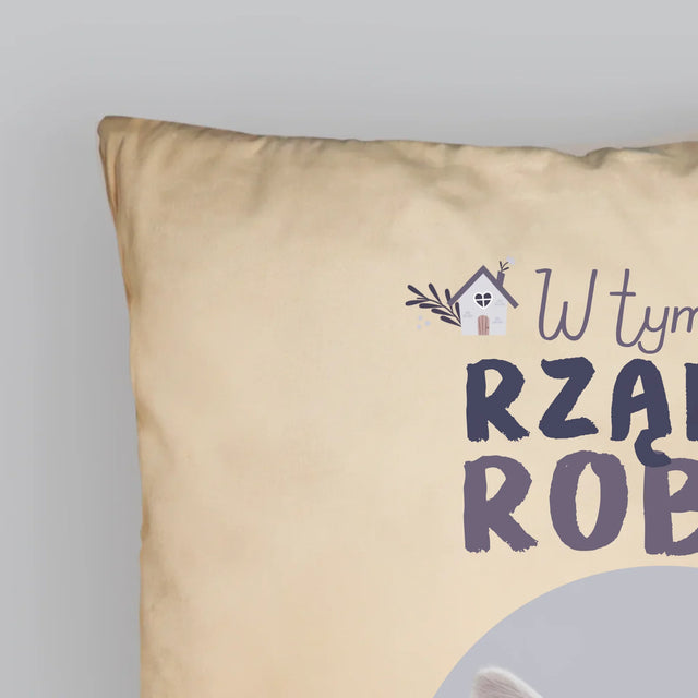 Zdjęcie i Podpis: w Tym Domu Rządzi Zwierzak - Poduszka z Nadrukiem