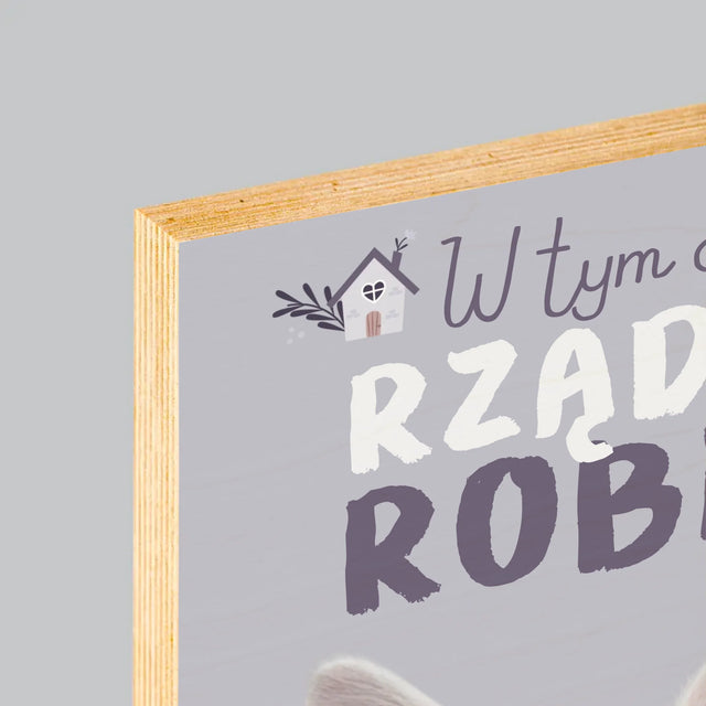 Zdjęcie i Podpis: w Tym Domu Rządzi Zwierzak - Wydruk Na Drewnie