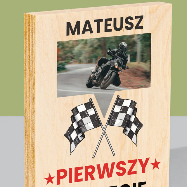 Zdjęcie I Podpis: Pierwszy Na Mecie - Wydruk Na Drewnie