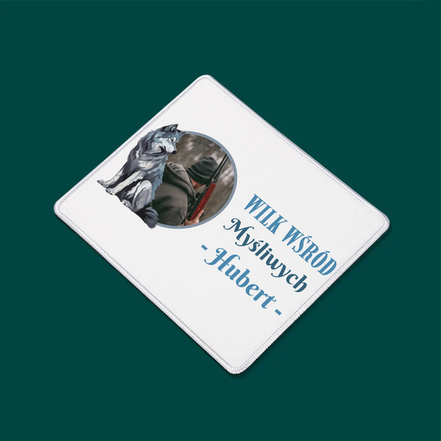 Zdjęcie I Podpis: Wilk Wśród Myśliwych - Podkładka Pod Myszkę