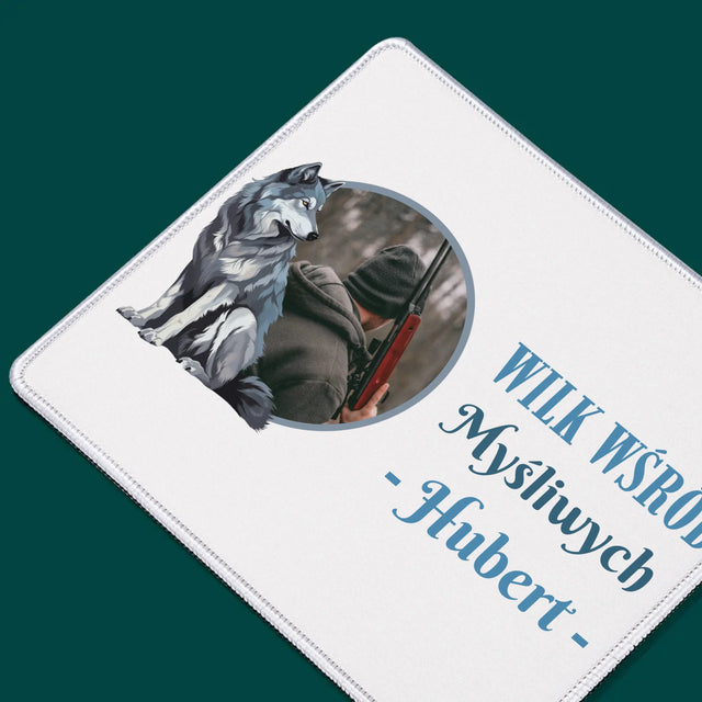 Zdjęcie I Podpis: Wilk Wśród Myśliwych - Podkładka Pod Myszkę