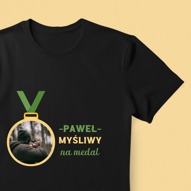 Zdjęcie I Podpis: Myśliwy Na Medal - Koszulka Męska z Nadrukiem