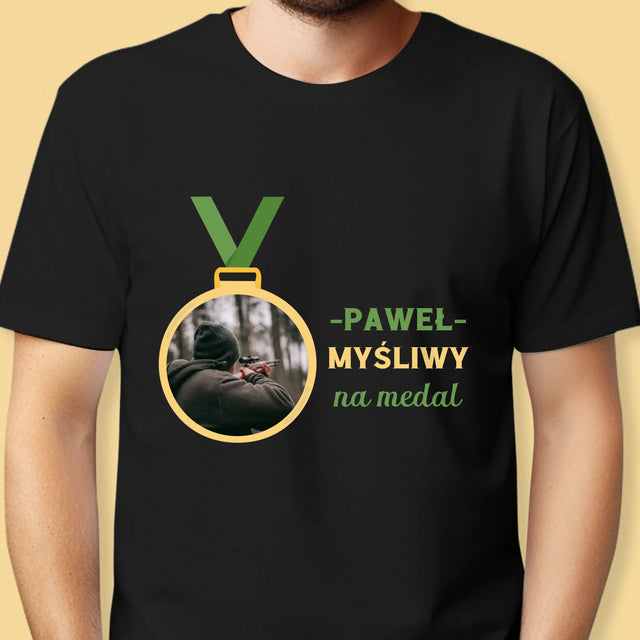 Zdjęcie I Podpis: Myśliwy Na Medal - Koszulka Męska z Nadrukiem
