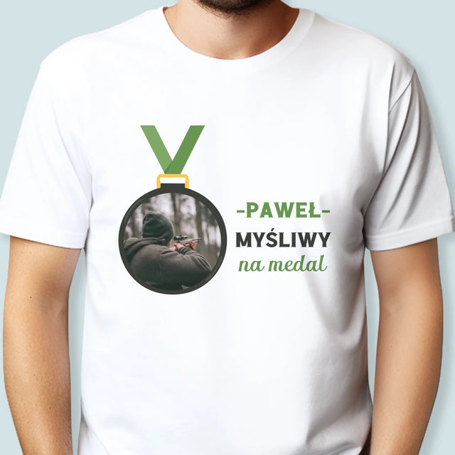Zdjęcie I Podpis: Myśliwy Na Medal - Koszulka Męska z Nadrukiem