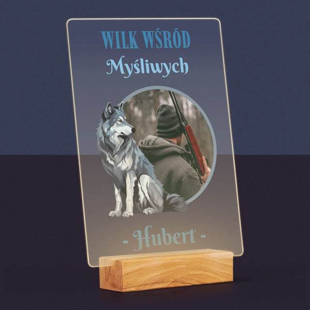Zdjęcie I Podpis: Wilk Wśród Myśliwych - Wydruk Na Szkle Akrylowym