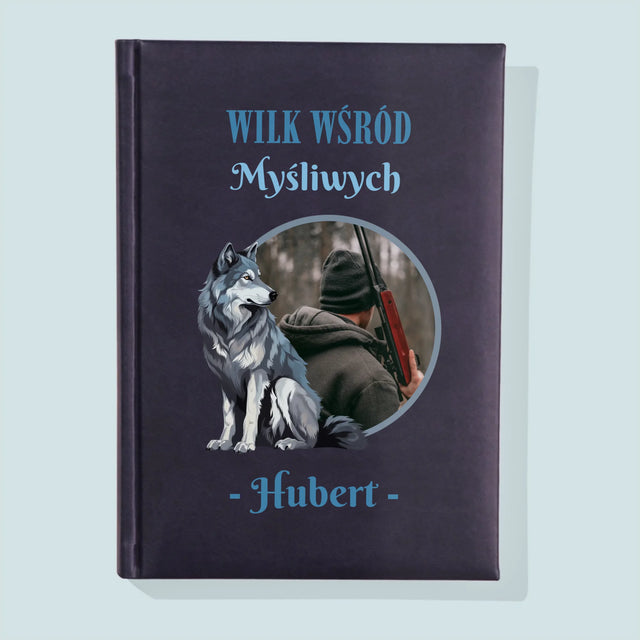 Zdjęcie I Podpis: Wilk Wśród Myśliwych - Notes Książkowy z Nadrukiem