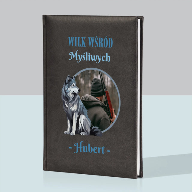Zdjęcie I Podpis: Wilk Wśród Myśliwych - Notes Książkowy z Nadrukiem