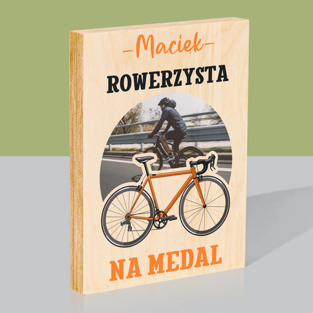 Zdjęcie I Podpis: Rowerzysta Na Medal - Wydruk Na Drewnie