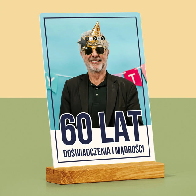 Zdjęcie i Podpis: 60 Lat Doświadczenia i Mądrości - Wydruk Na Szkle Akrylowym