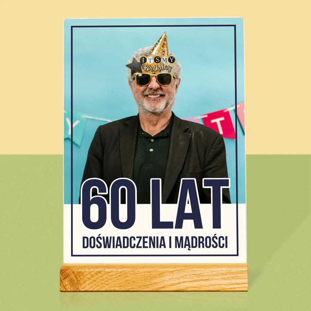 Zdjęcie i Podpis: 60 Lat Doświadczenia i Mądrości - Wydruk Na Szkle Akrylowym