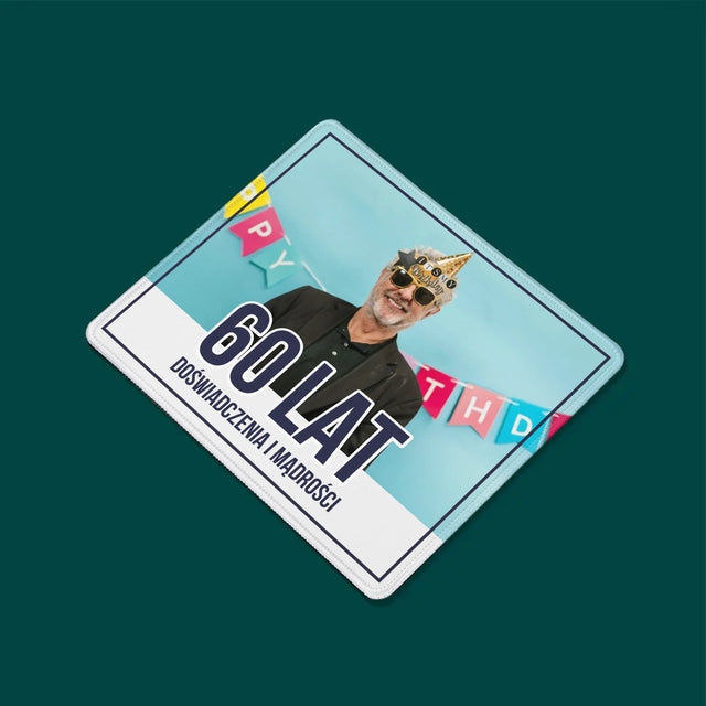 Zdjęcie i Podpis: 60 Lat Doświadczenia i Mądrości - Podkładka Pod Myszkę