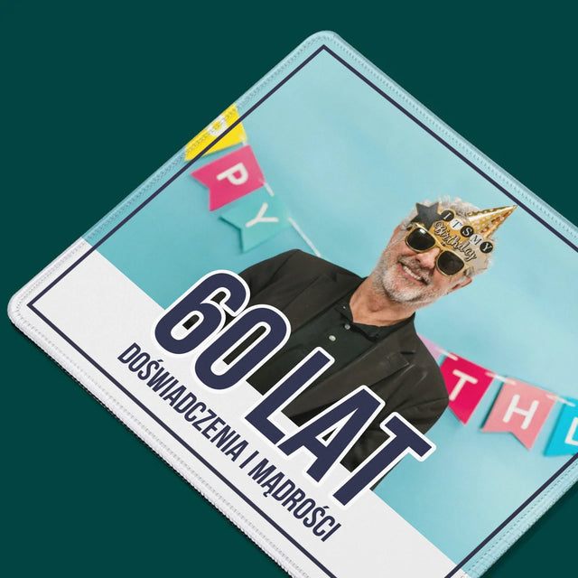 Zdjęcie i Podpis: 60 Lat Doświadczenia i Mądrości - Podkładka Pod Myszkę