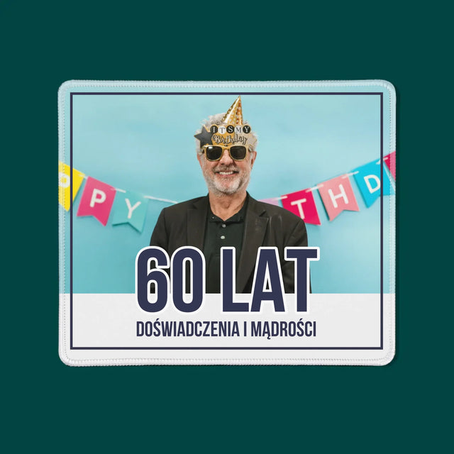 Zdjęcie i Podpis: 60 Lat Doświadczenia i Mądrości - Podkładka Pod Myszkę