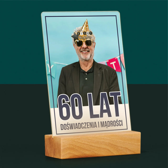 Zdjęcie i Podpis: 60 Lat Doświadczenia i Mądrości - Wydruk Na Szkle Akrylowym
