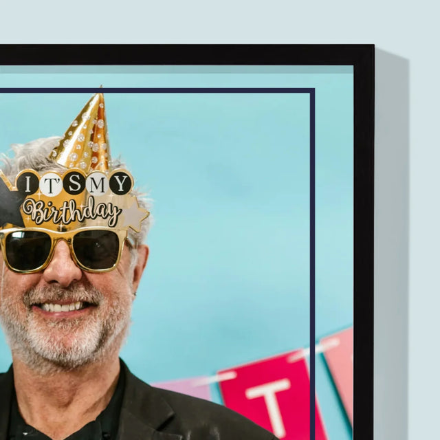 Zdjęcie i Podpis: 60 Lat Doświadczenia i Mądrości - Wydruk Obramowany