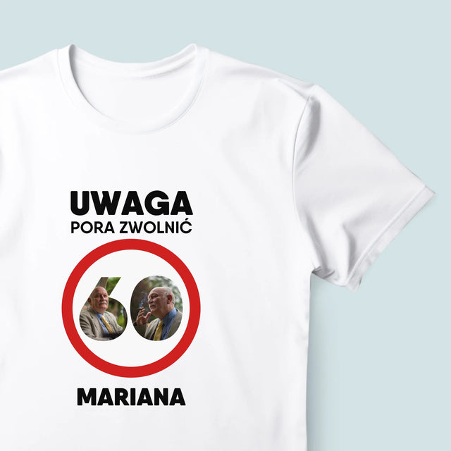 Słowo Ze Zdjęć: 60 Pora Zwolnić - Koszulka Męska z Nadrukiem