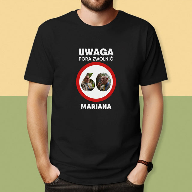 Słowo Ze Zdjęć: 60 Pora Zwolnić - Koszulka Męska z Nadrukiem