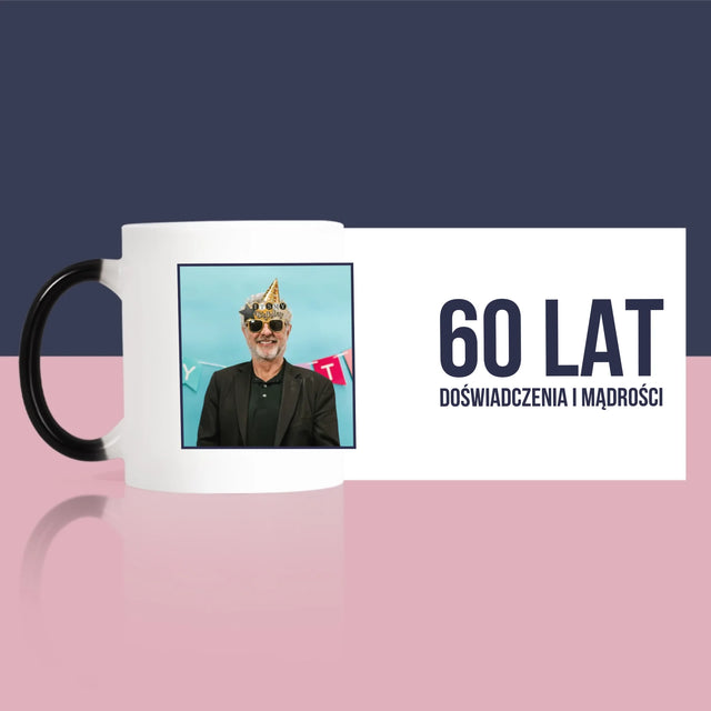 Zdjęcie i Podpis: 60 Lat Doświadczenia i Mądrości - Kubek z Nadrukiem