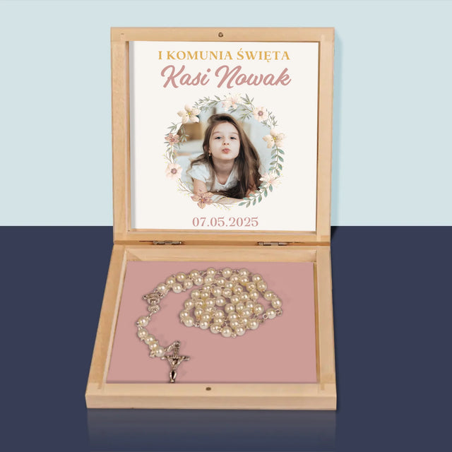 Zdjęcie i Podpis: Pierwsza Komunia Kwiaty - Różaniec w Pudełku