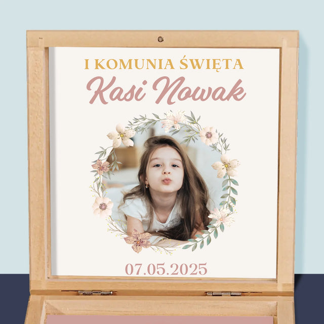 Zdjęcie i Podpis: Pierwsza Komunia Kwiaty - Różaniec w Pudełku